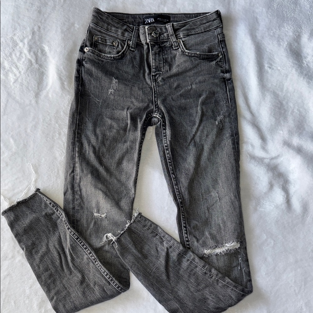 Zara Women's Gray Distressed Jeans